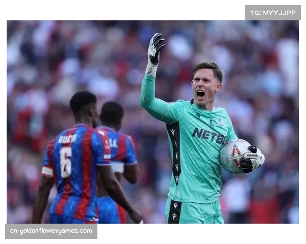 雨中激战,水晶宫门将亨德森手套滑脱导致险情 雨中激战,水晶宫门将亨德森手套滑脱导致险情